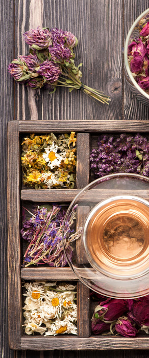 Blumen in rustikalem Setzkästchen, Glasbild Panorama