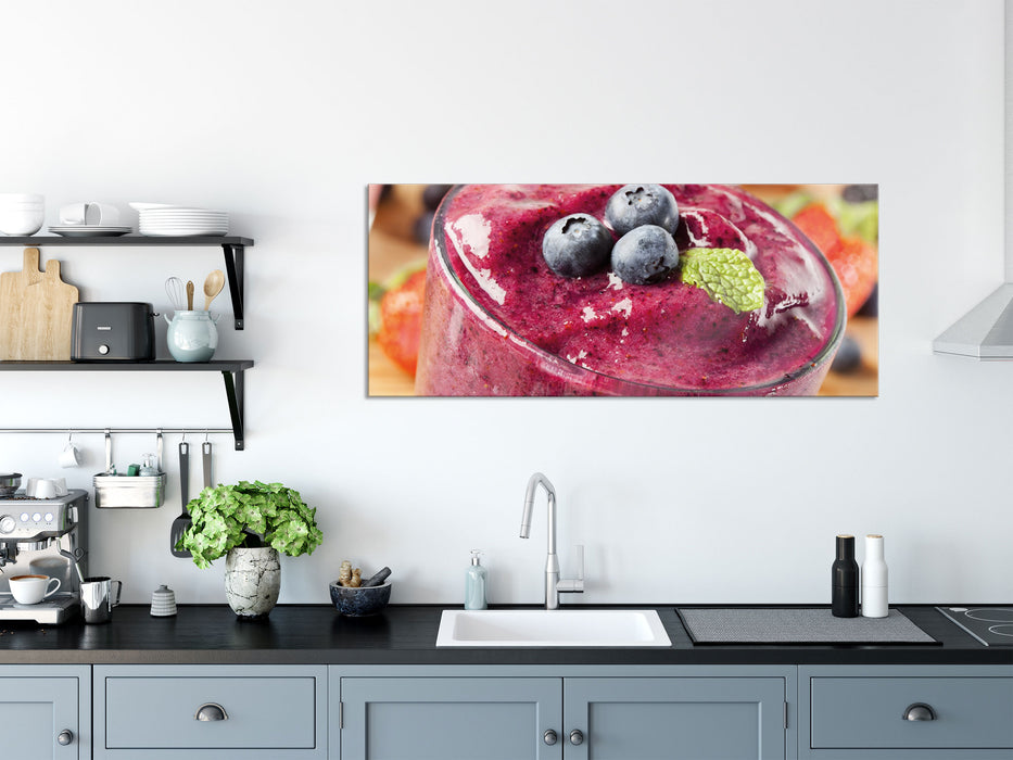 Leckerer Blaubeershake, Glasbild Panorama