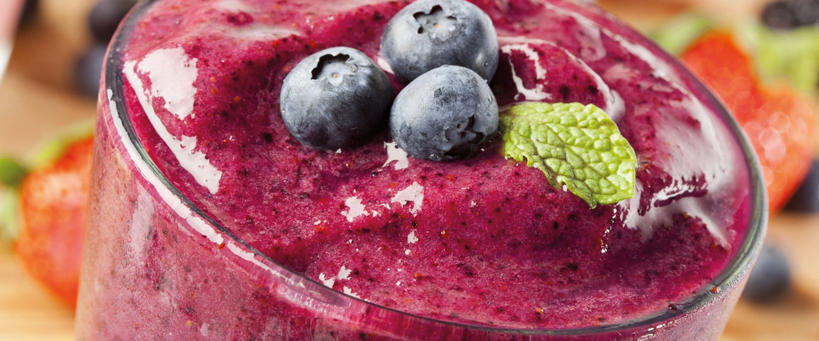 Leckerer Blaubeershake, Glasbild Panorama