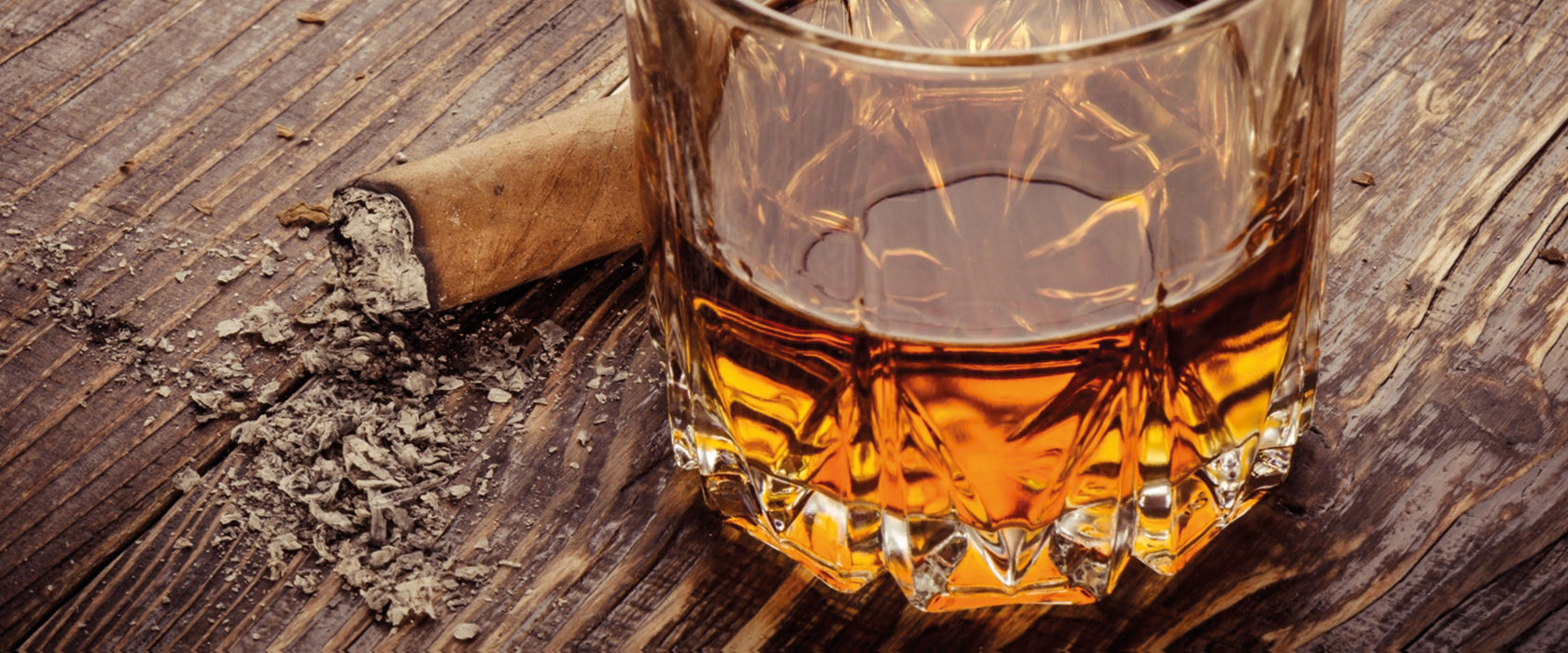 Whiskey und Zigarren, Glasbild Panorama