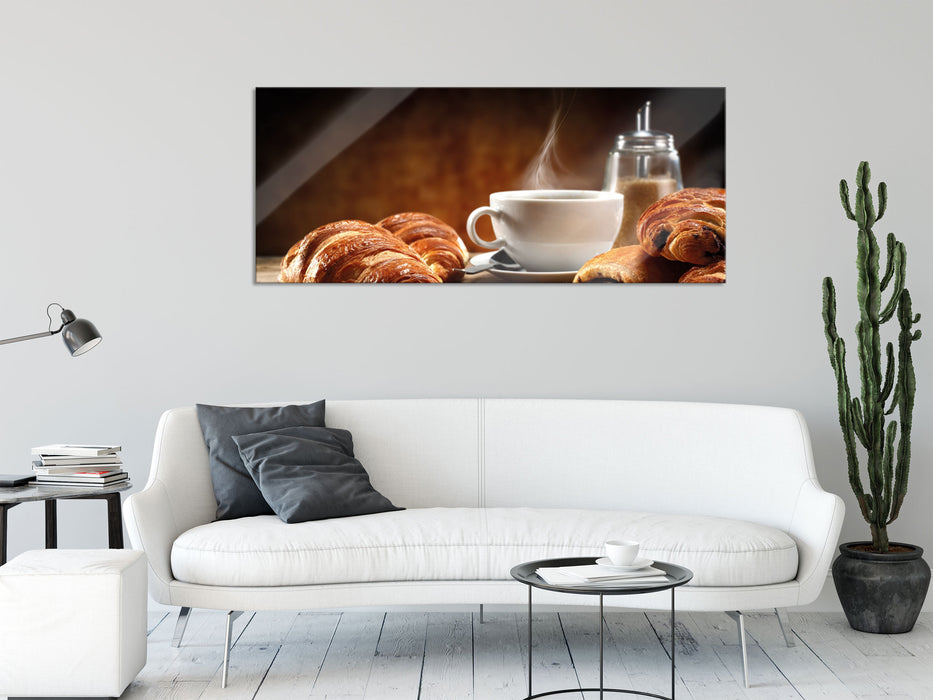 Croissant zum Kaffee, Glasbild Panorama