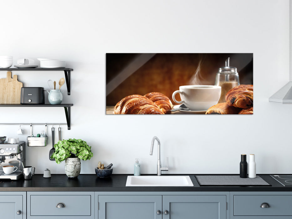 Croissant zum Kaffee, Glasbild Panorama