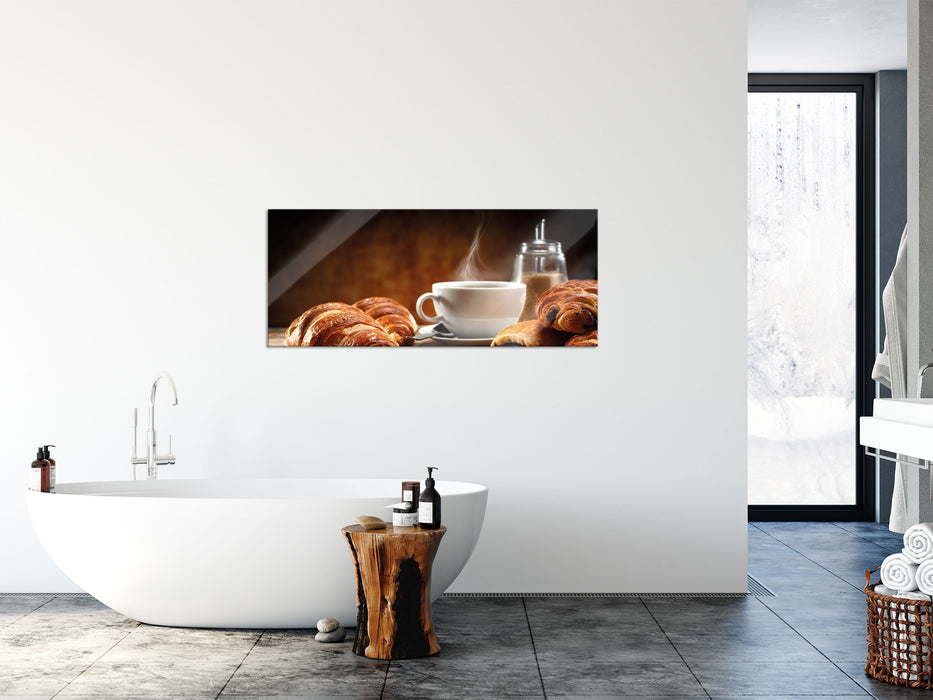 Croissant zum Kaffee, Glasbild Panorama