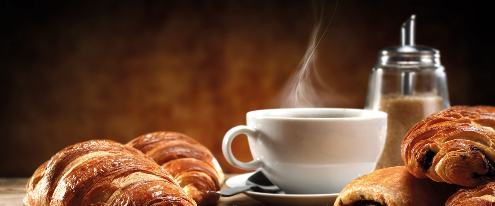 Croissant zum Kaffee, Glasbild Panorama