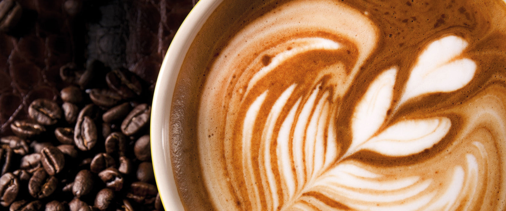 Tasse Kaffee mit Schaumherz, Glasbild Panorama