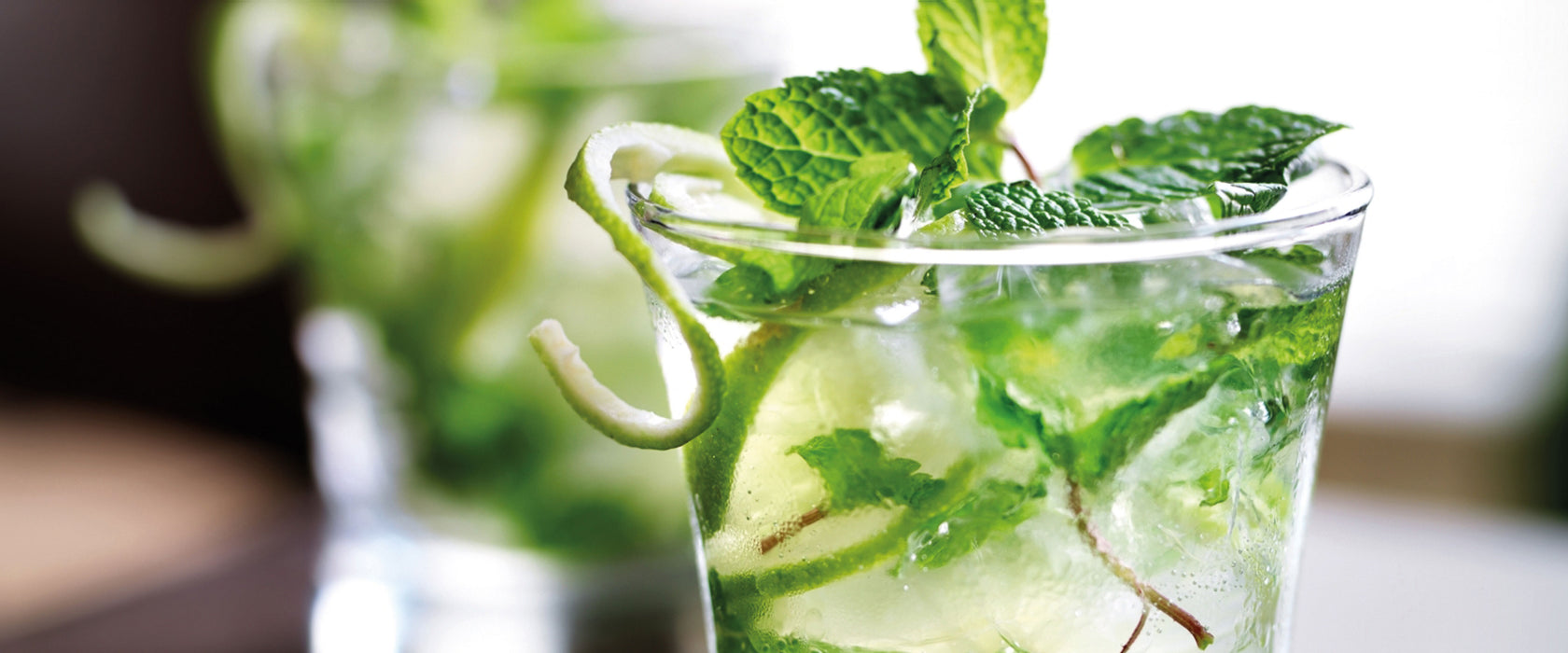 Cocktail mit Pfefferminz, Glasbild Panorama