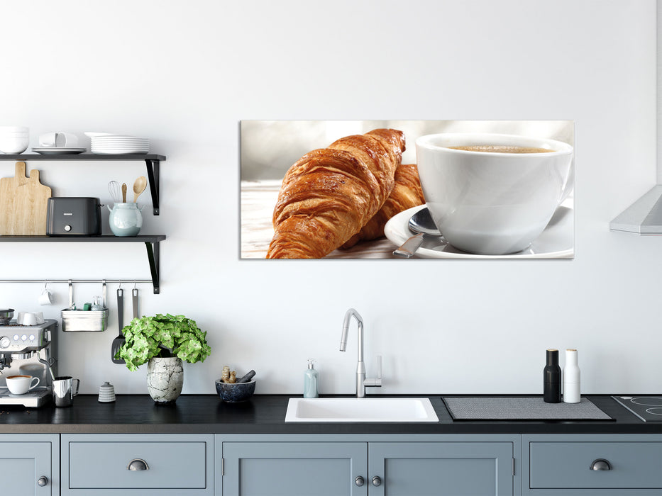 Frisches Croissant und Kaffee, Glasbild Panorama