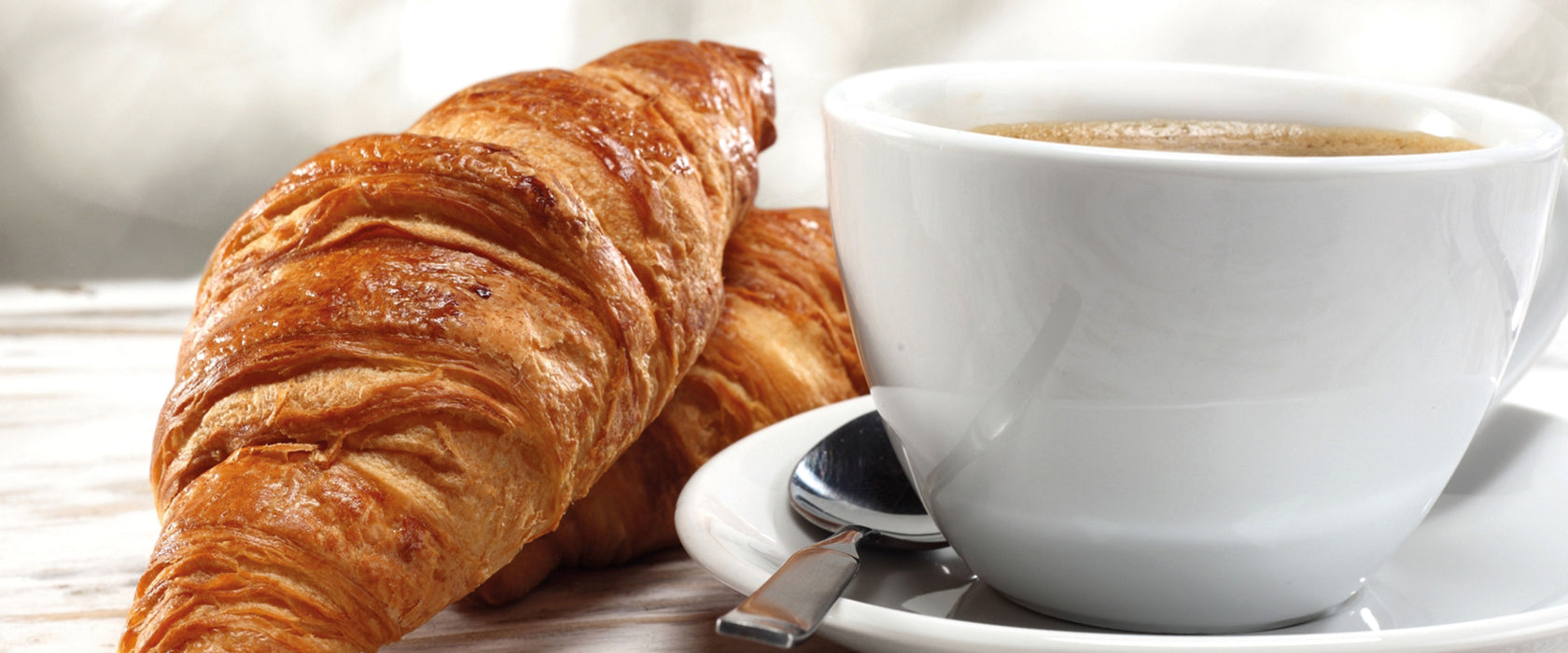 Frisches Croissant und Kaffee, Glasbild Panorama