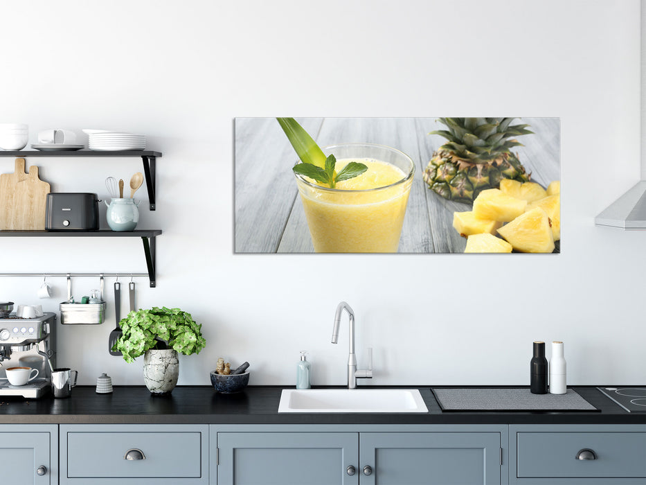 Ananas Cocktail auf Holztisch, Glasbild Panorama