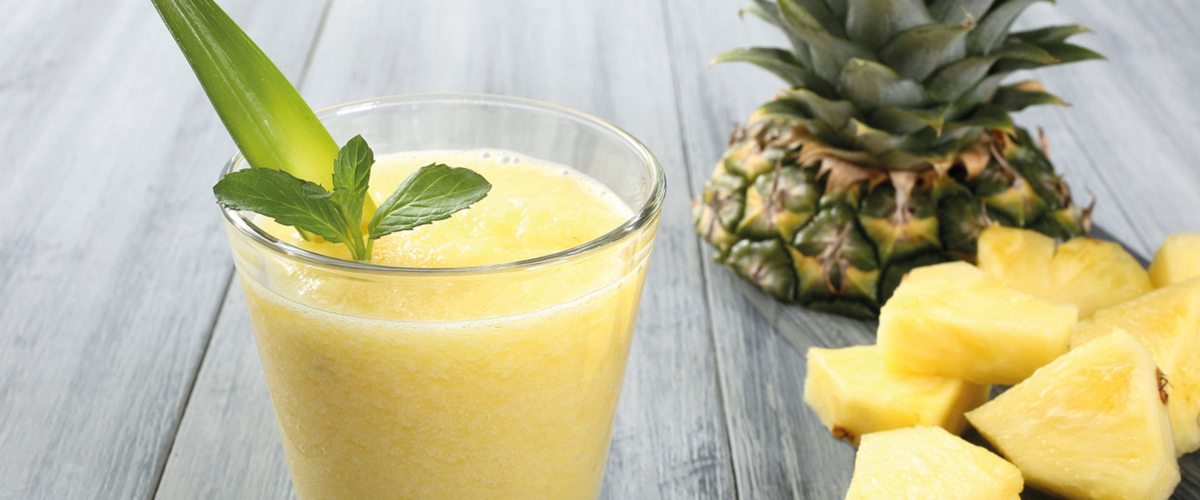 Ananas Cocktail auf Holztisch, Glasbild Panorama