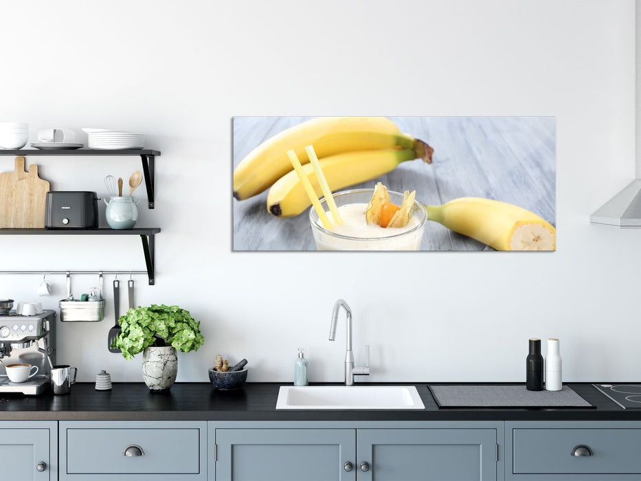 Verführerischer Bananenshake, Glasbild Panorama