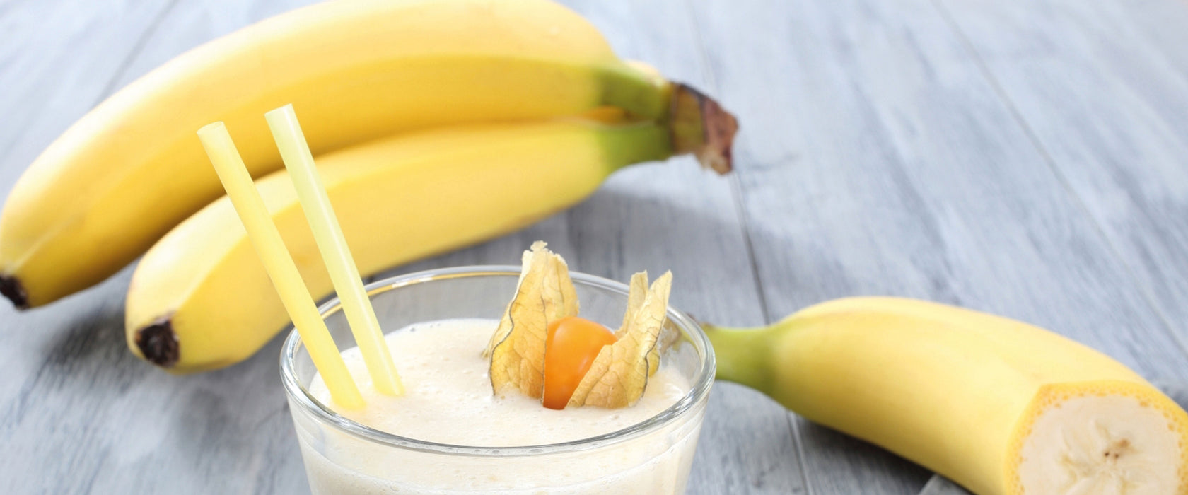 Verführerischer Bananenshake, Glasbild Panorama