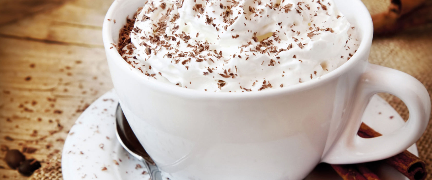 Frischer Kaffee mit Schokostreusel, Glasbild Panorama