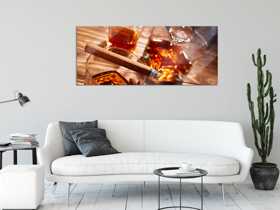 Edler Whiskey mit Zigarre, Glasbild Panorama