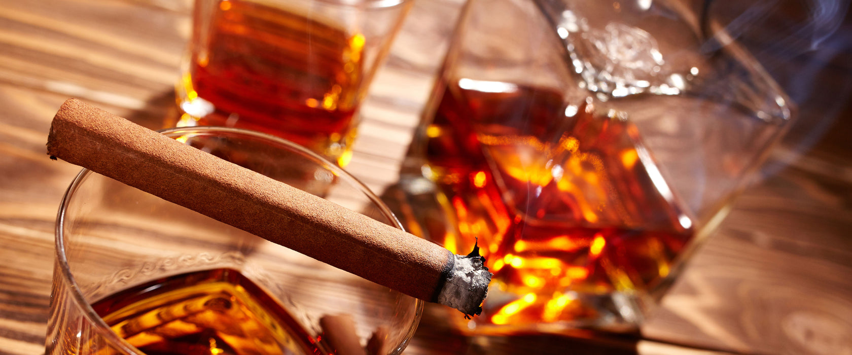 Edler Whiskey mit Zigarre, Glasbild Panorama