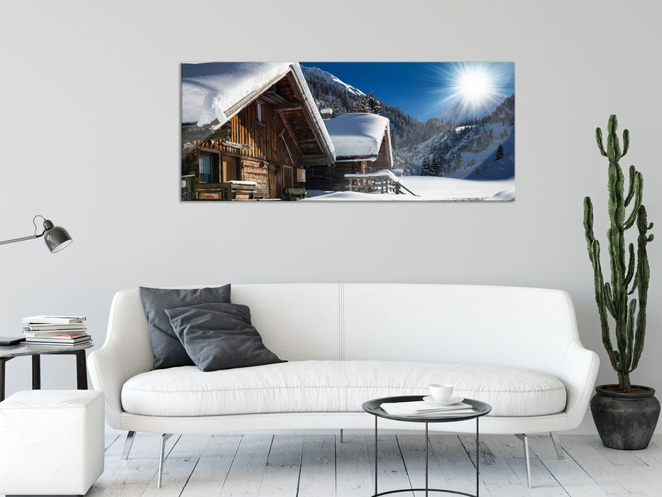 Verschneite Alpenhütte, Glasbild Panorama