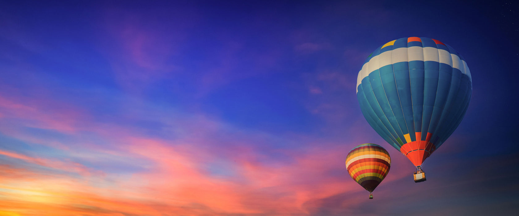 Heißluftballons in den Alpen, Glasbild Panorama