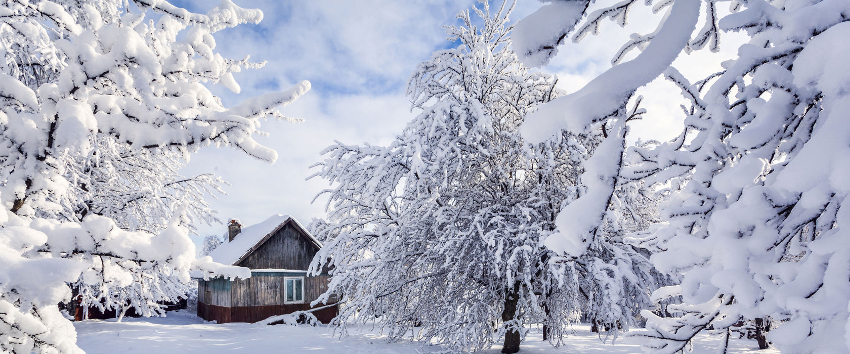 Winterlandschaft mit Hütte, Glasbild Panorama