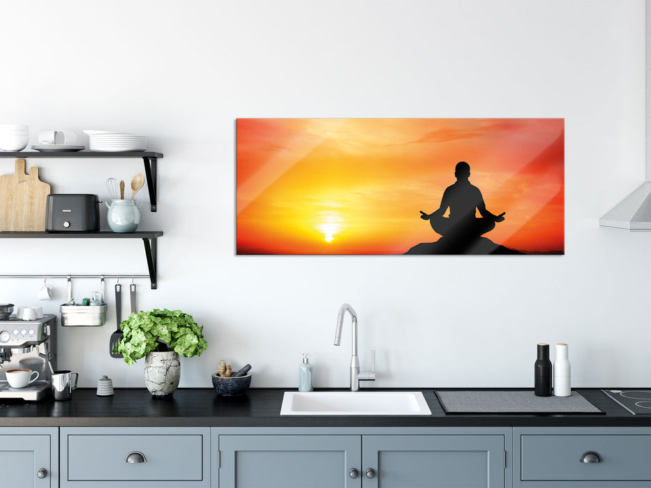 Meditation im Sonnenuntergang, Glasbild Panorama