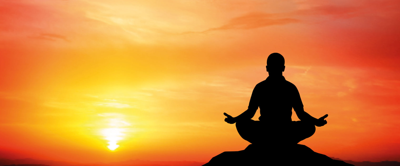 Meditation im Sonnenuntergang, Glasbild Panorama