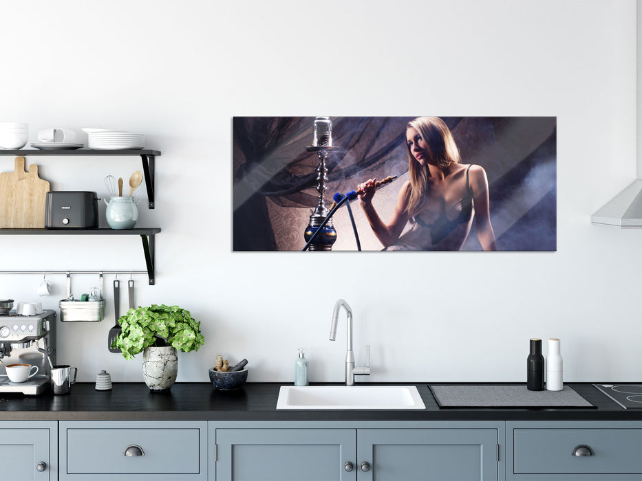 Schöne Frau mit Shisha, Glasbild Panorama