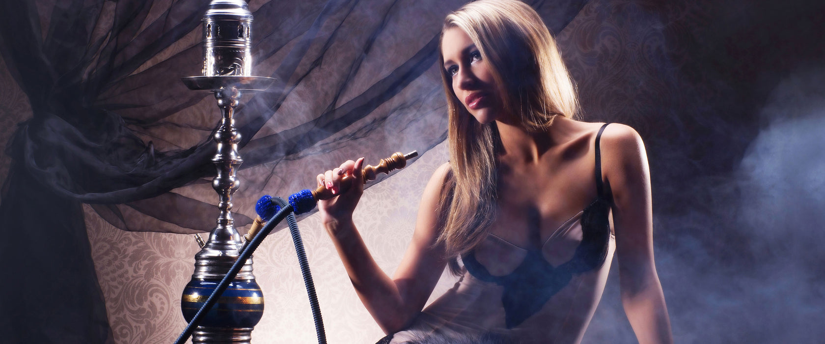 Schöne Frau mit Shisha, Glasbild Panorama