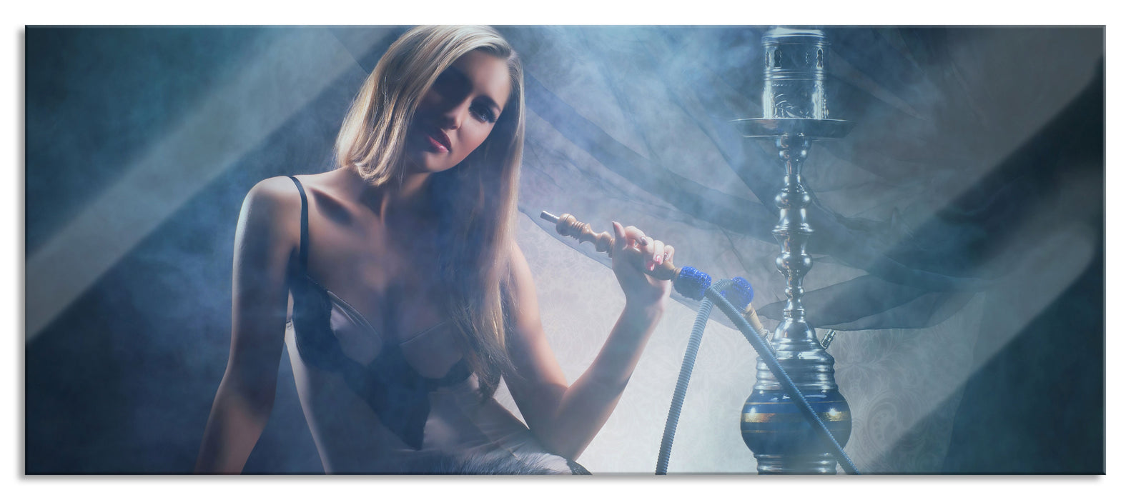 Pixxprint Frau mit Shisha im Nebel, Glasbild Panorama