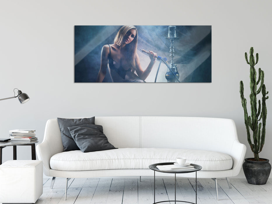 Frau mit Shisha im Nebel, Glasbild Panorama