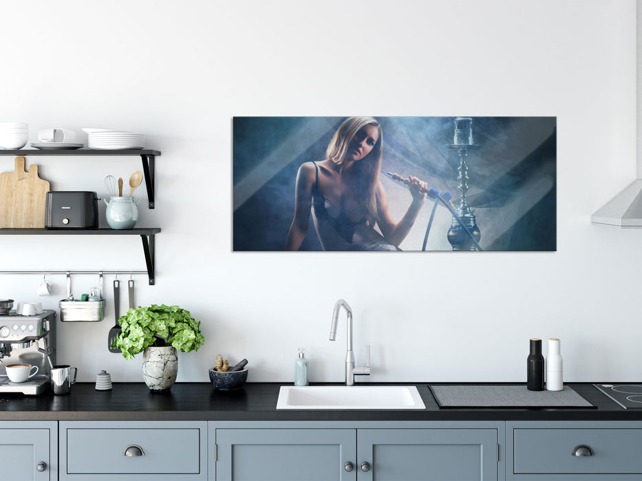 Frau mit Shisha im Nebel, Glasbild Panorama