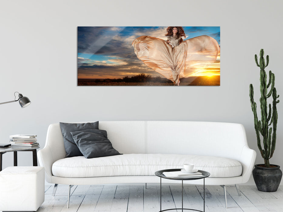 Frau mit Kleid bei Sonnenuntergang, Glasbild Panorama