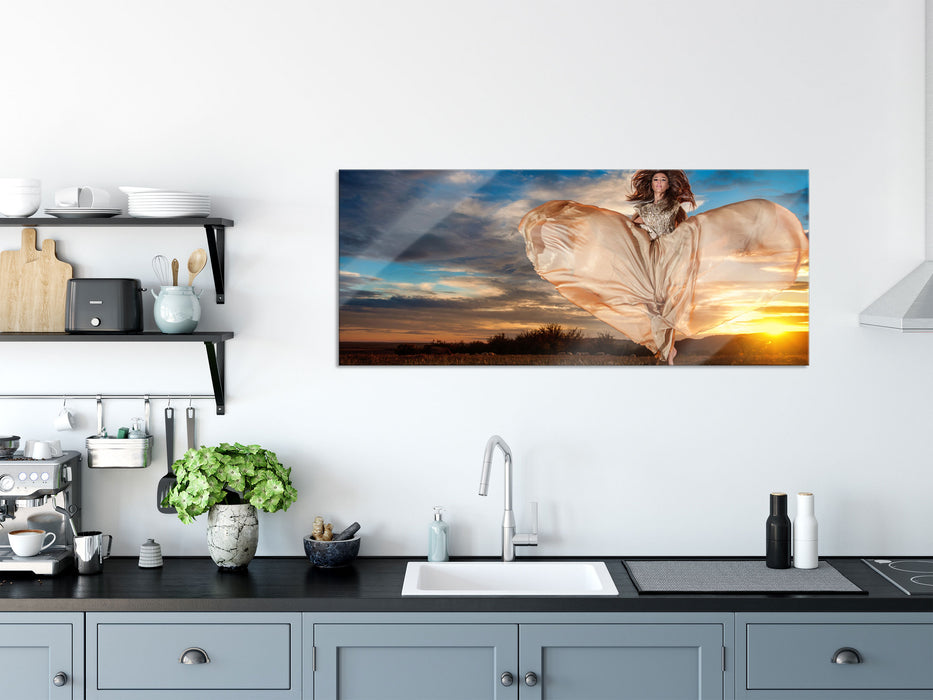 Frau mit Kleid bei Sonnenuntergang, Glasbild Panorama