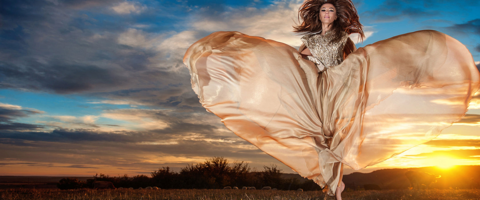 Frau mit Kleid bei Sonnenuntergang, Glasbild Panorama