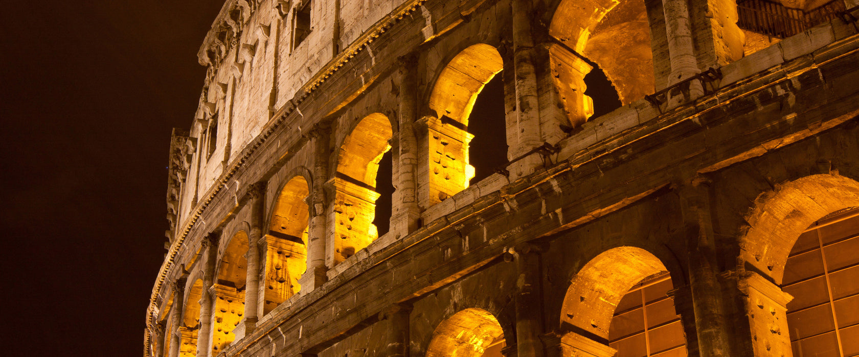 Amphitheater in Rom bei Nacht, Glasbild Panorama