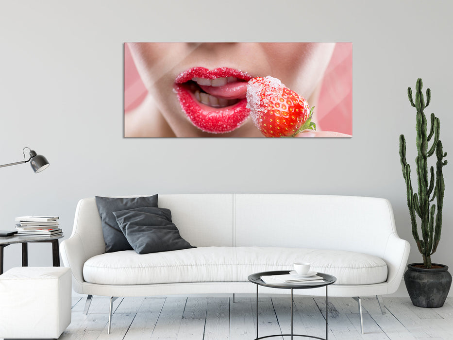 Erdbeere vor Lippen, Glasbild Panorama