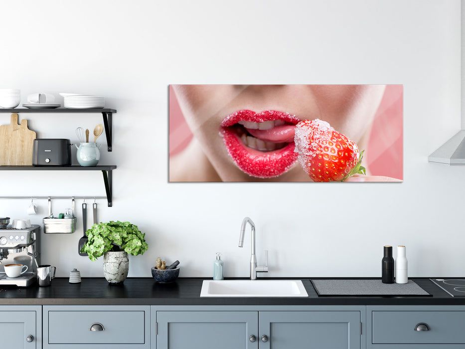 Erdbeere vor Lippen, Glasbild Panorama