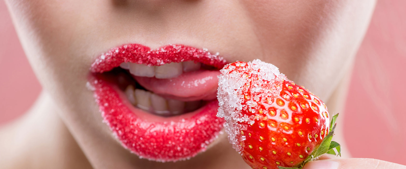 Erdbeere vor Lippen, Glasbild Panorama