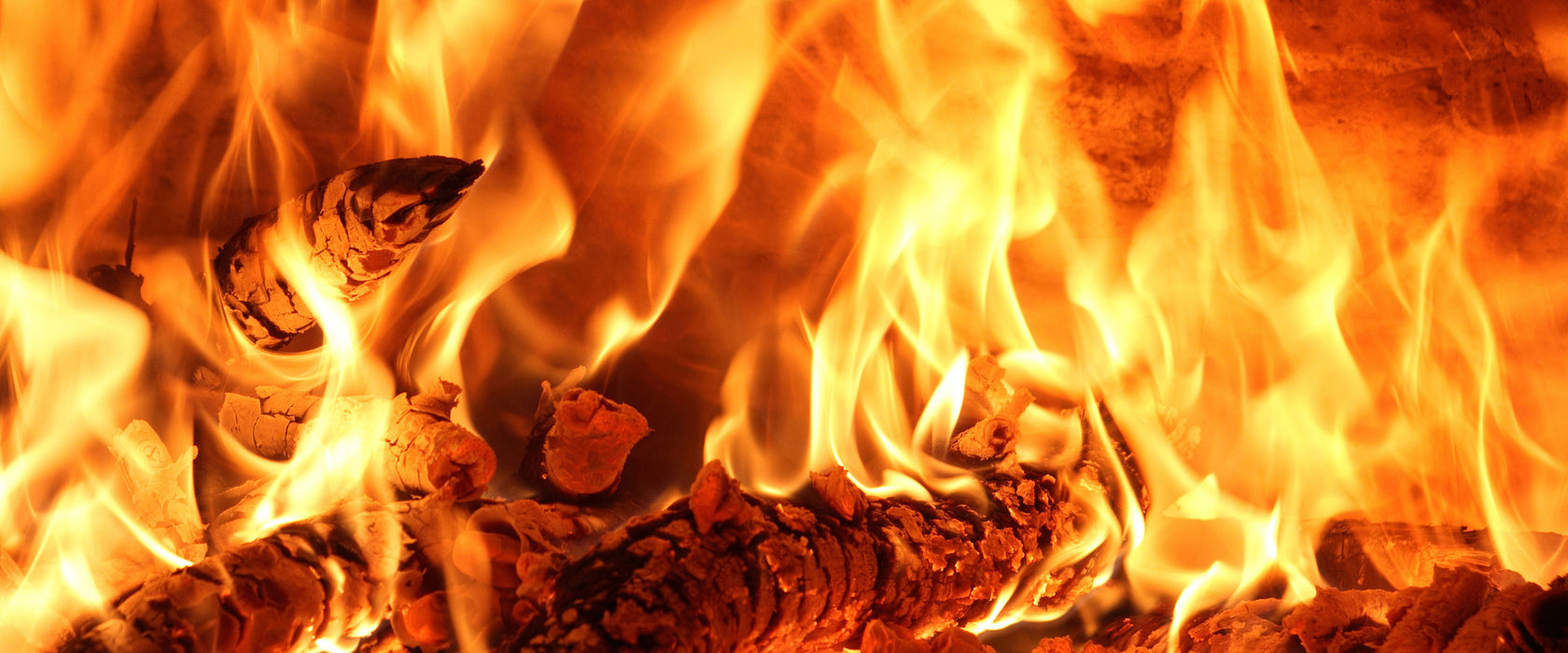 Gemütliches Holz im Feuer, Glasbild Panorama