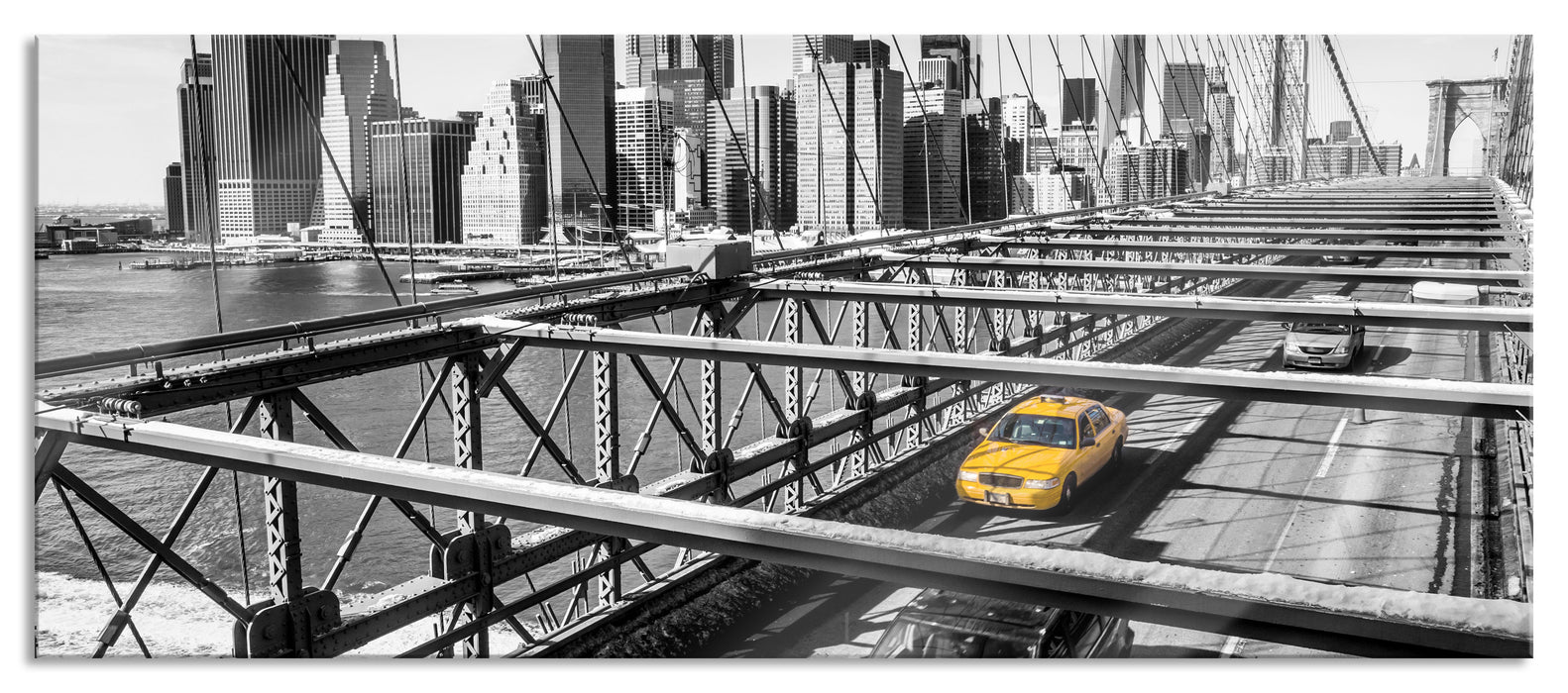 Pixxprint Gelbes Taxi in New York auf Brücke, Glasbild Panorama