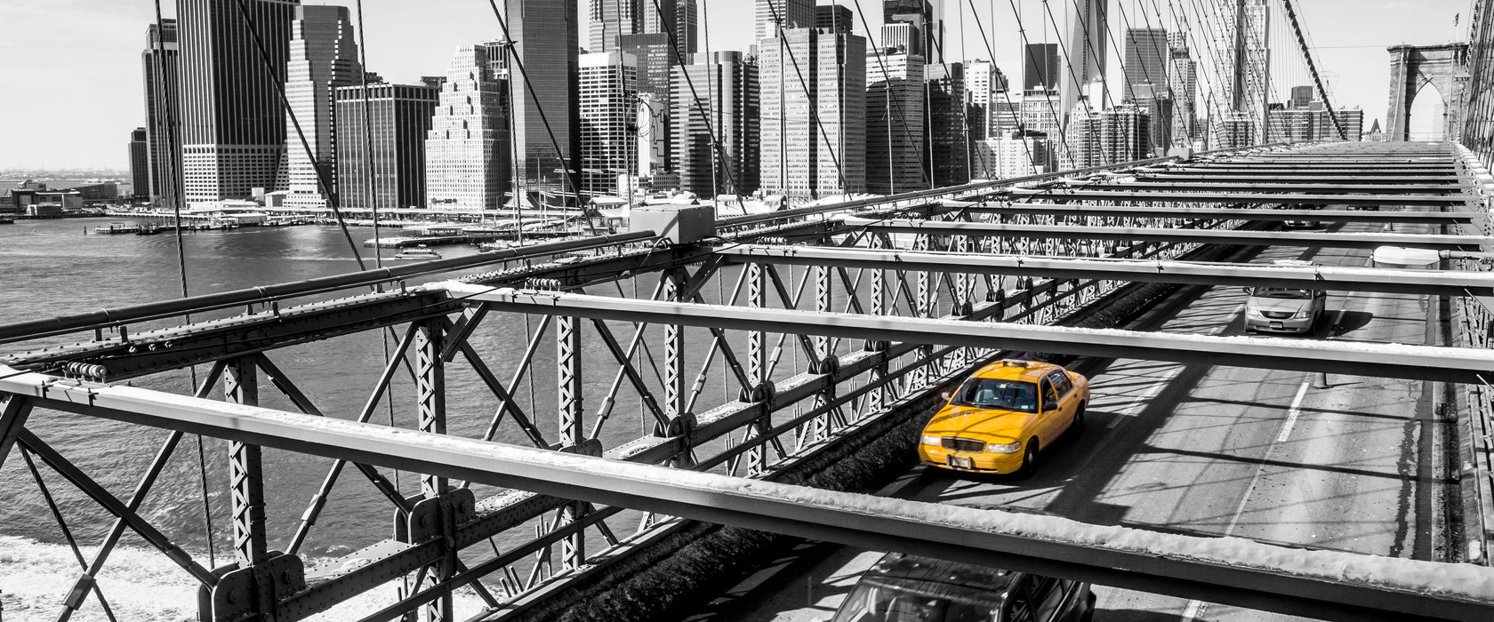 Gelbes Taxi in New York auf Brücke, Glasbild Panorama