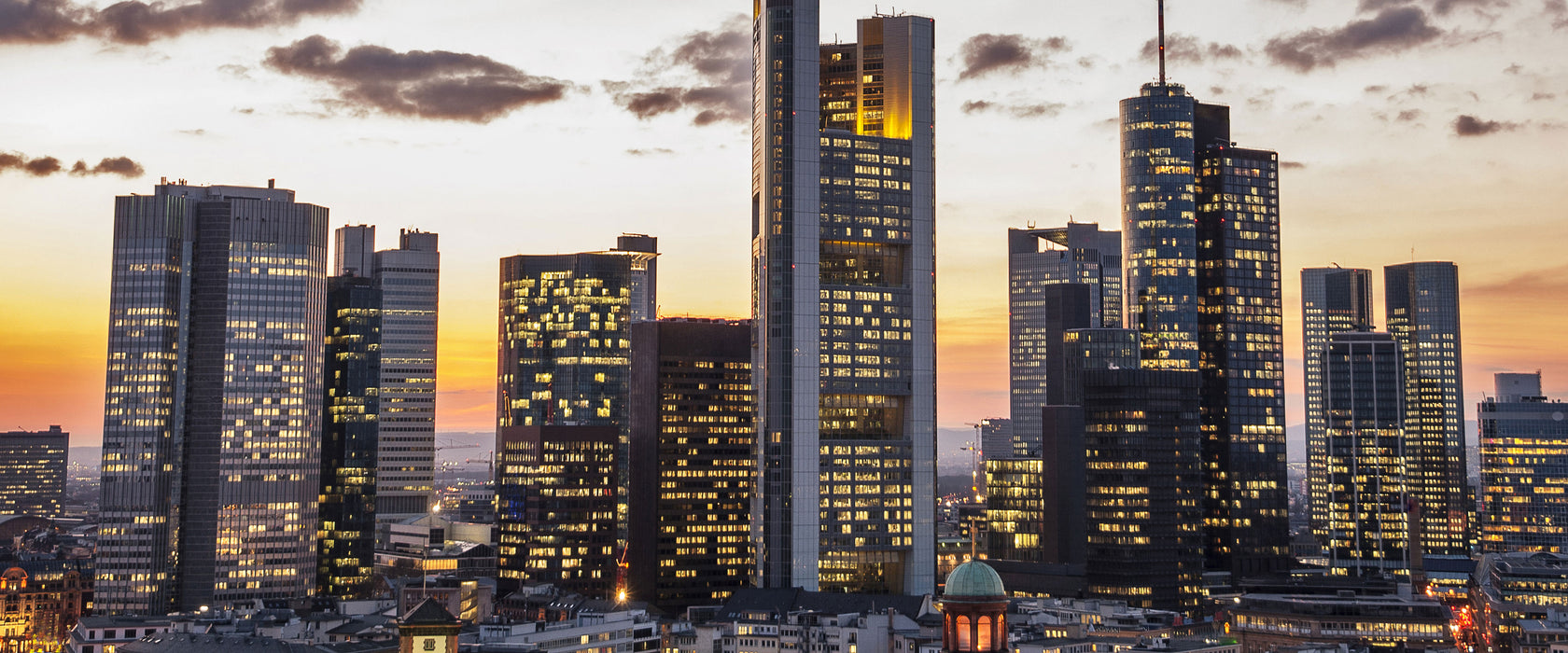 Wolkenkratzer bei Sonnenuntergang, Glasbild Panorama