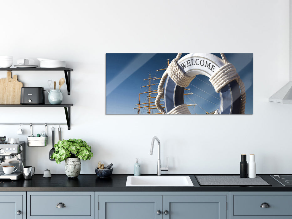 Rettungsring vor Schiff, Glasbild Panorama