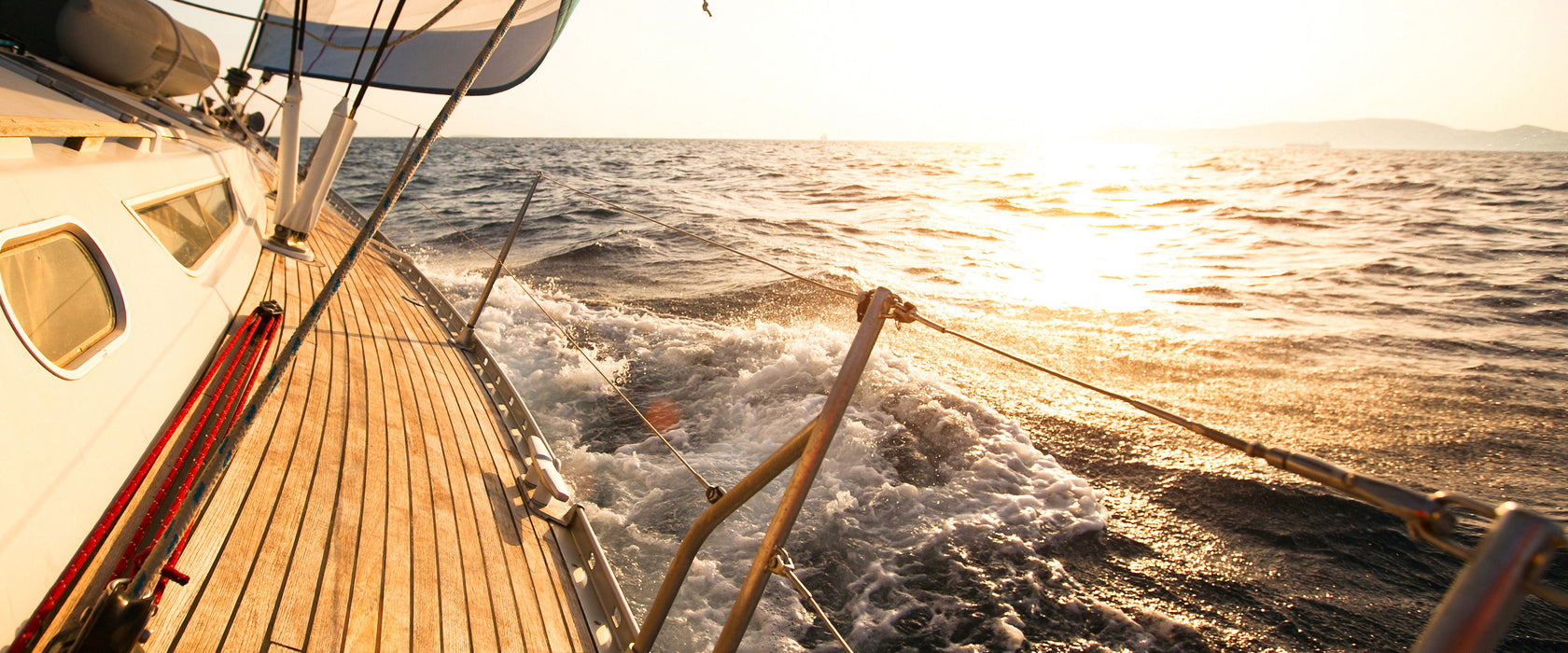 Segelboot im Meer, Glasbild Panorama