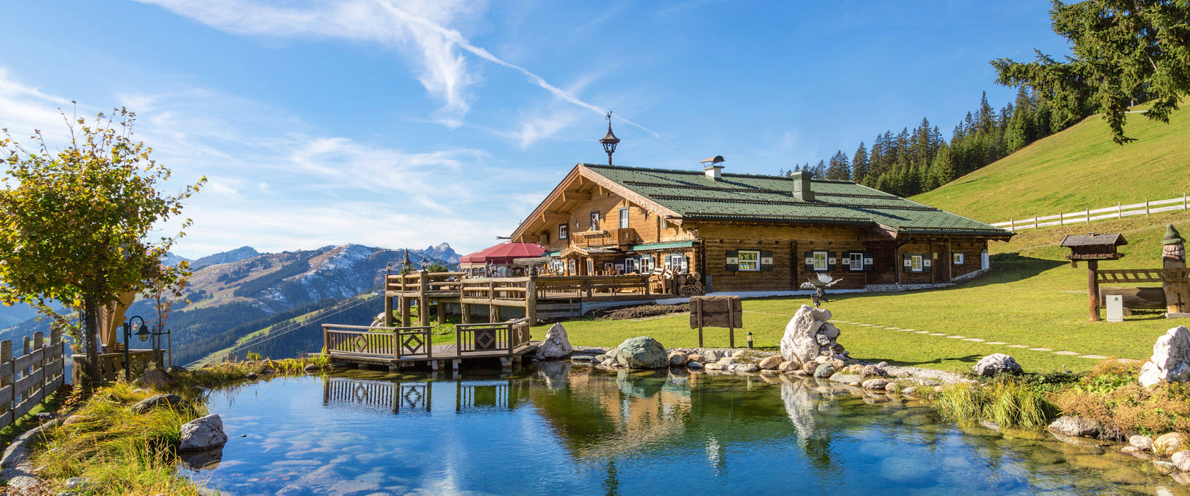 Schönes Haus in den Alpen, Glasbild Panorama