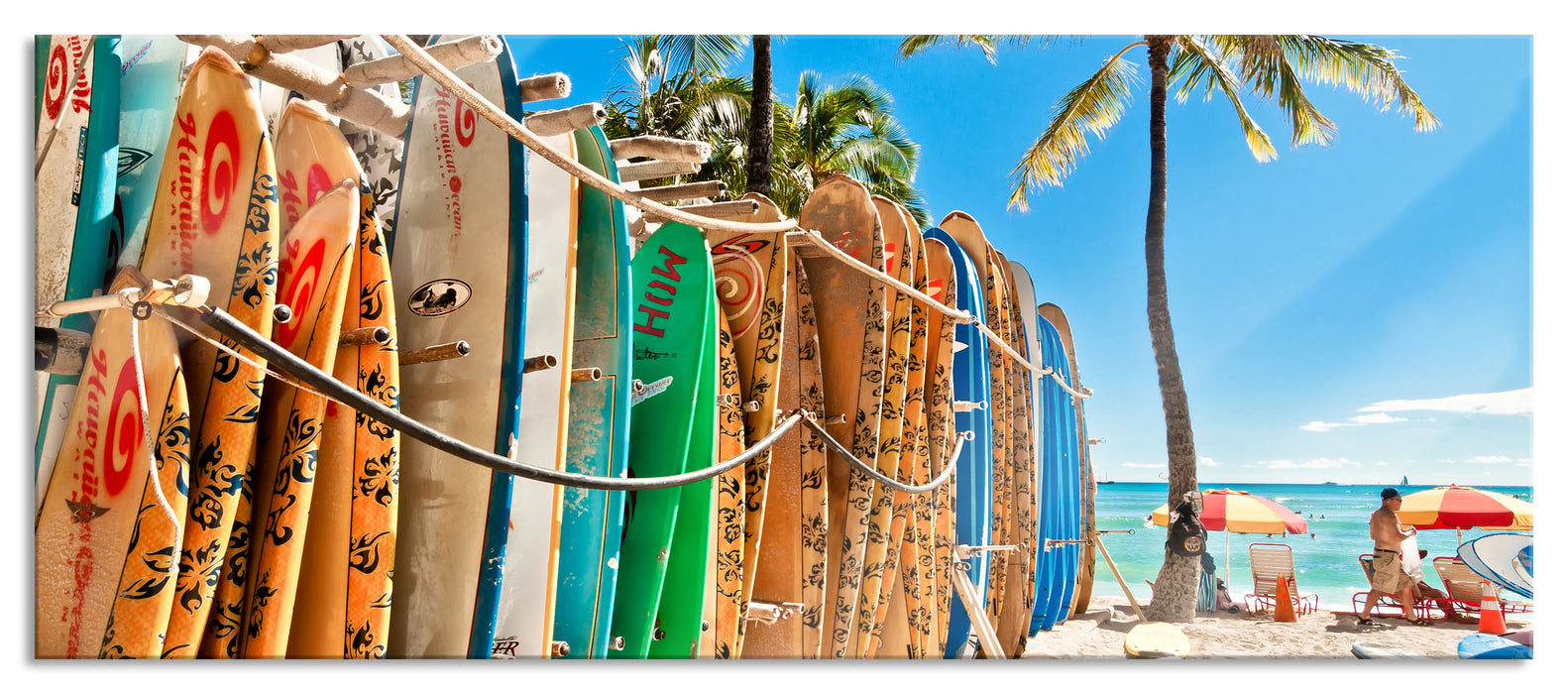 Pixxprint Surfboards am Strand, Glasbild Panorama