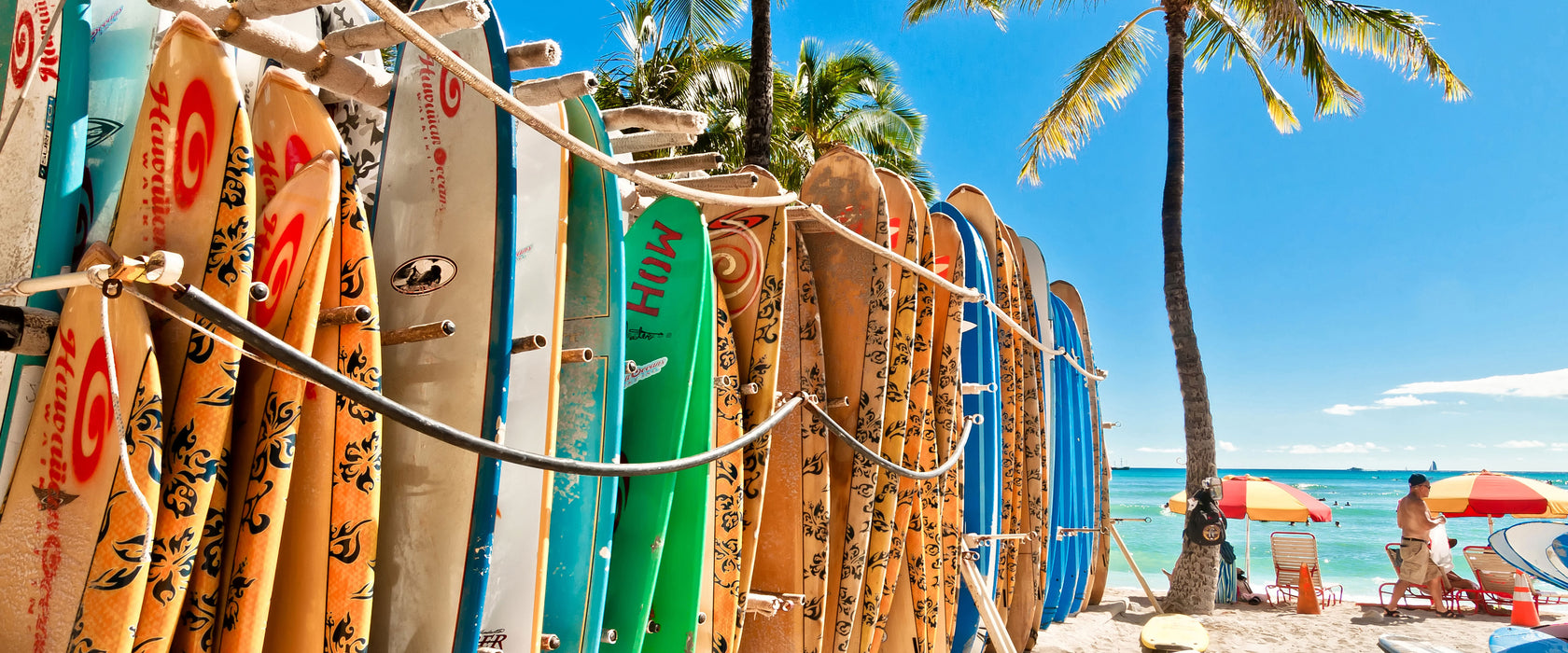 Surfboards am Strand, Glasbild Panorama