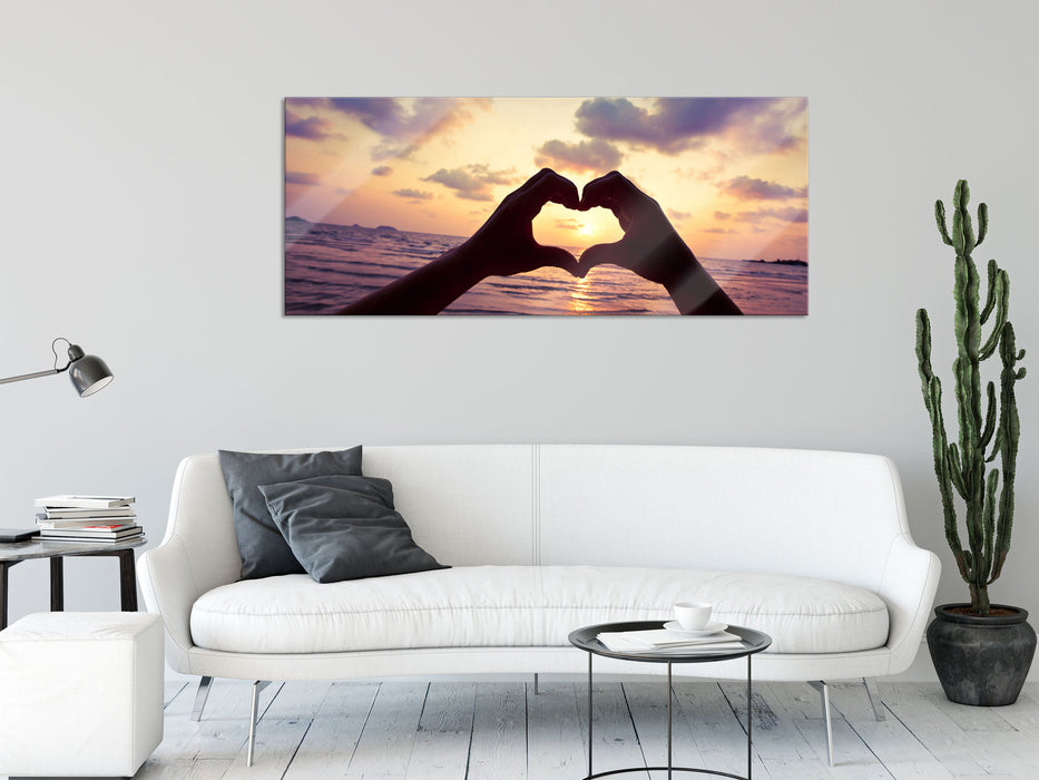 Mit Händen Herz am Meer, Glasbild Panorama