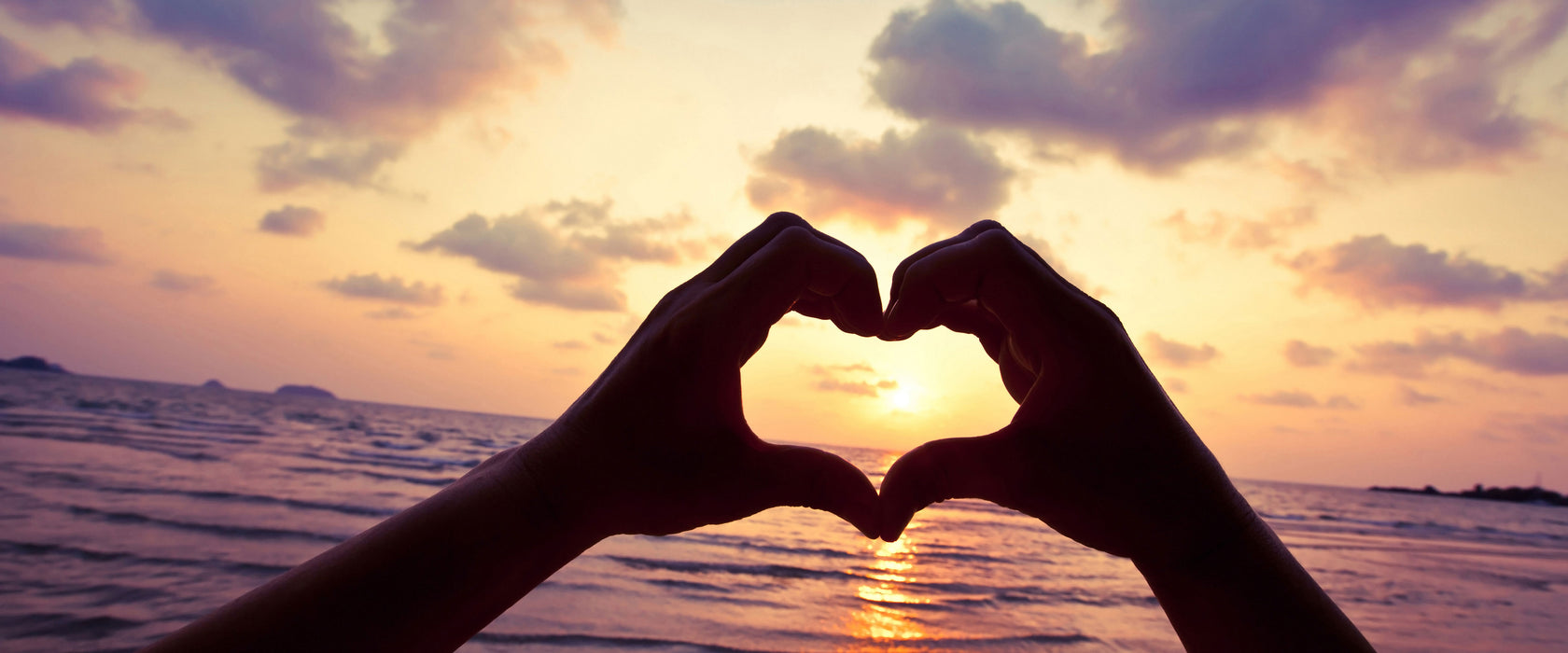 Mit Händen Herz am Meer, Glasbild Panorama