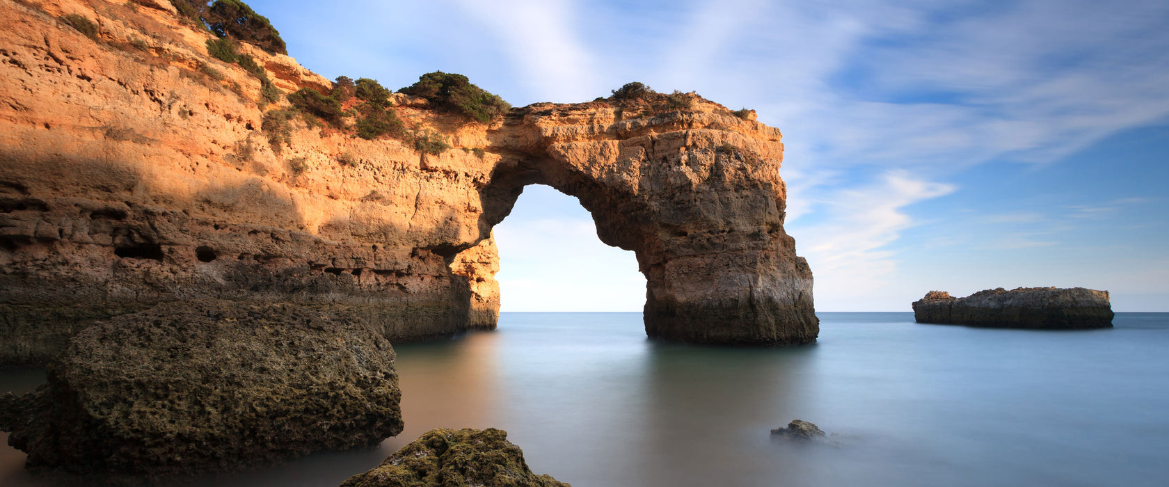 Riesiger Berg im Meer, Glasbild Panorama