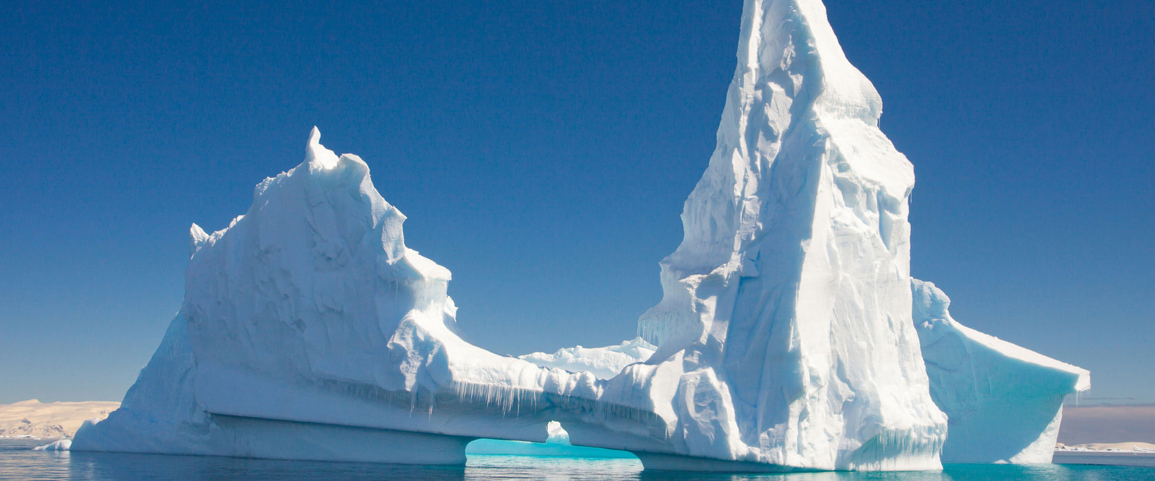 Riesiger kunstvoller Eisberg, Glasbild Panorama