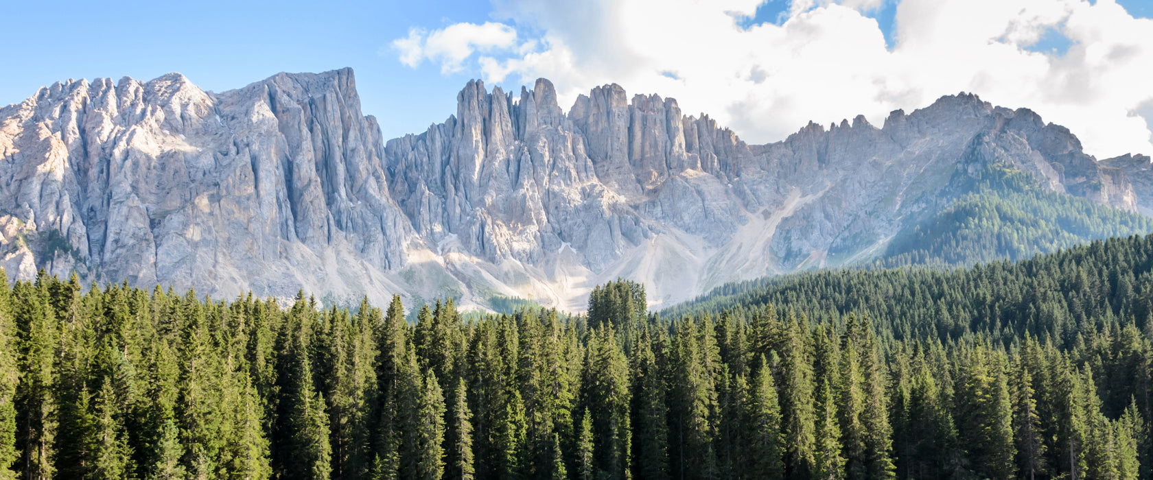 Wunderschöner klarer Bergsee, Glasbild Panorama